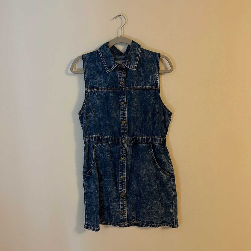 Women’s sleeveless denim button up dress